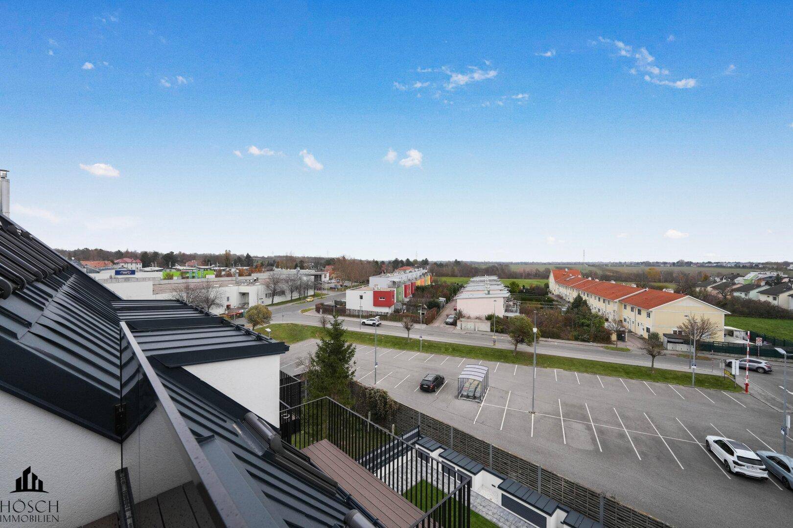Panoramablick von einem Balkon über die umliegende Stadt und Landschaft.