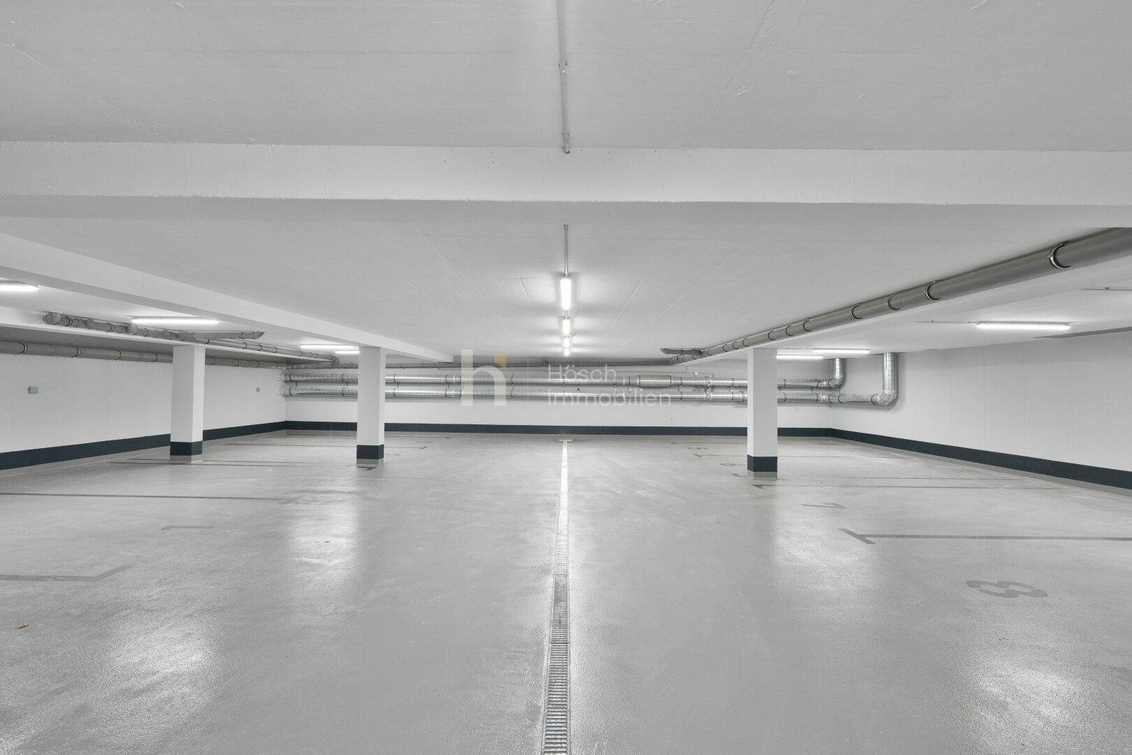 Geräumige Tiefgarage mit vielen Stellplätzen und guter Beleuchtung.