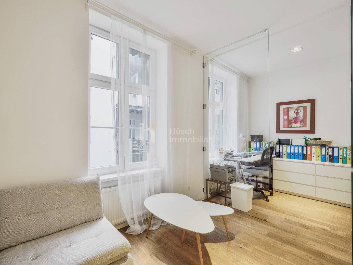 Helles Arbeitszimmer mit großem Fenster, Schreibtisch und praktischem Stauraum.