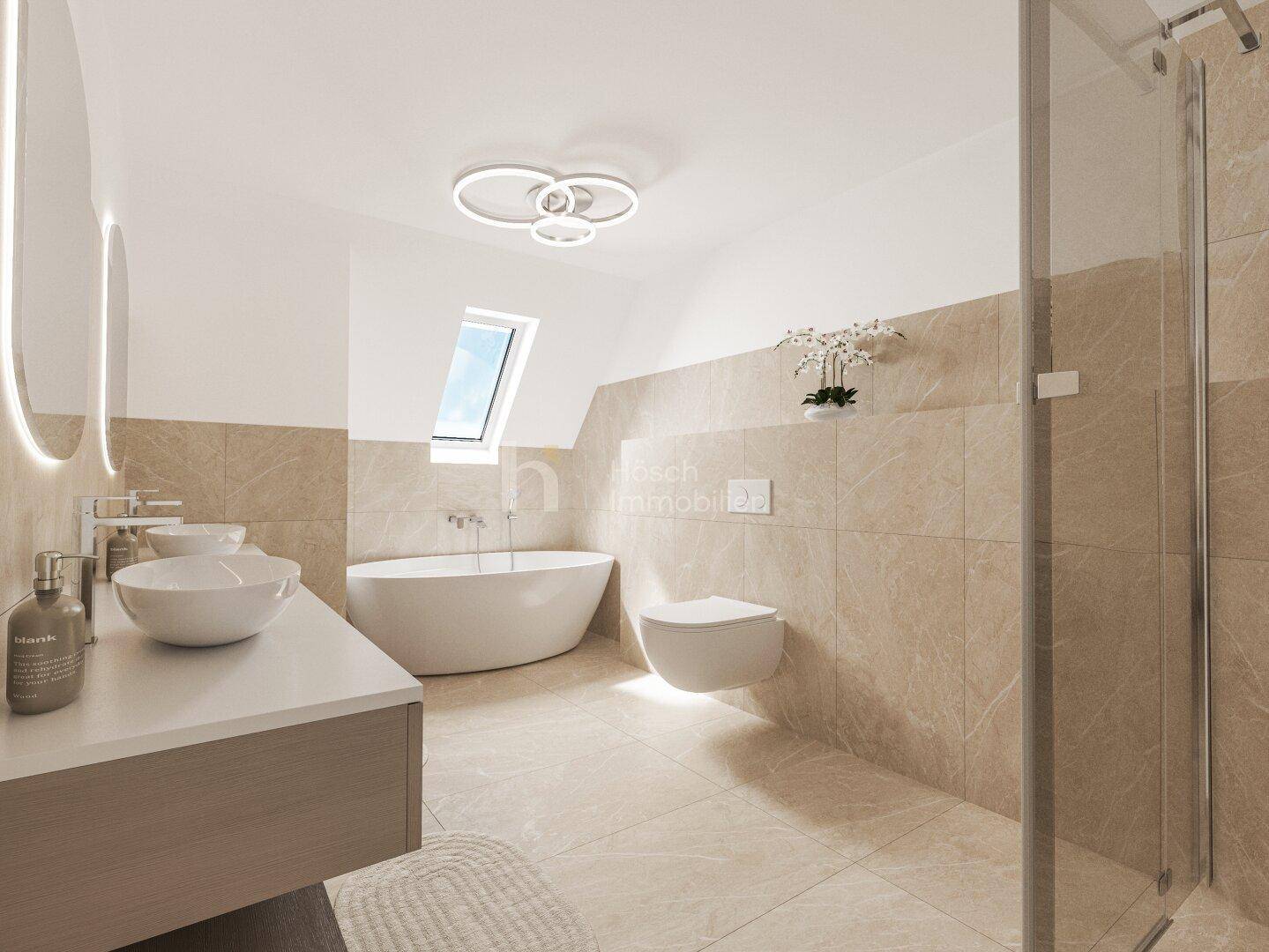 Modernes Badezimmer mit freistehender Badewanne, begehbarer Dusche und Dachfenster für viel Tageslicht.