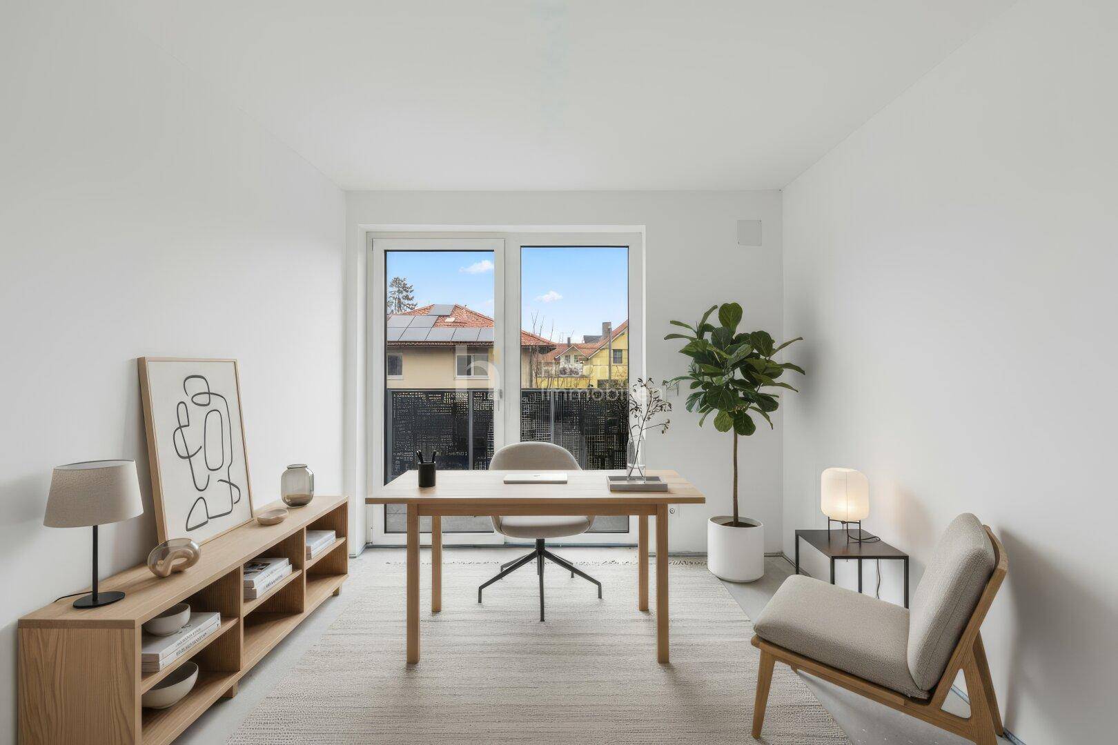 Modernes Arbeitszimmer mit Holzboden, Schreibtisch und Blick ins Grüne.