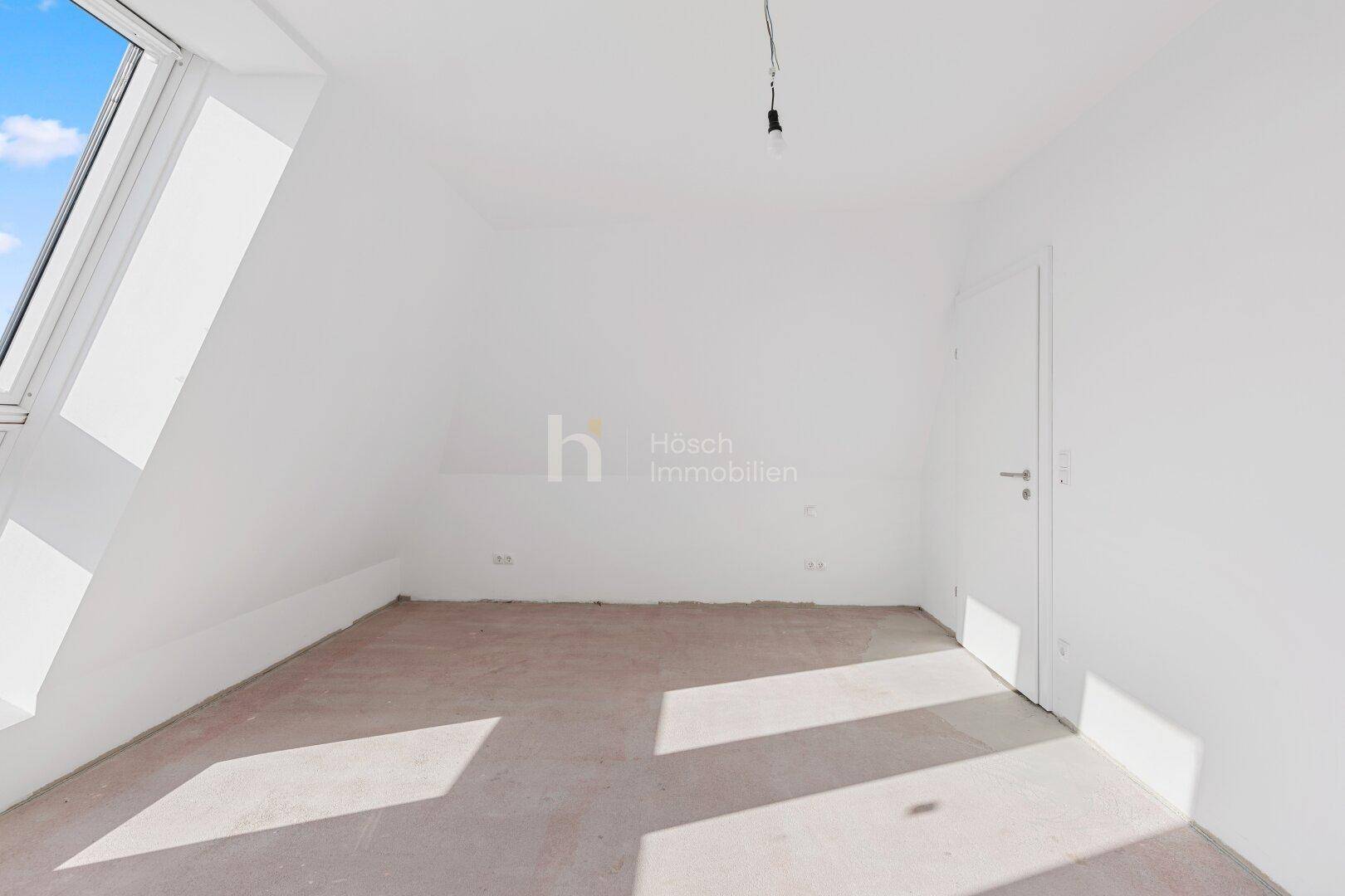 Geräumiges Schlafzimmer im Dachgeschoss mit Dachschräge und viel natürlichem Licht.