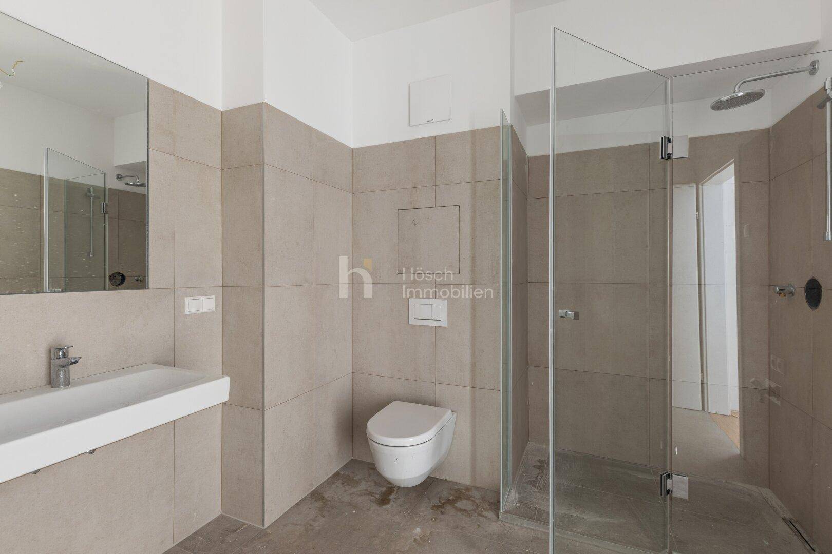 Zeitgemäßes Badezimmer mit beigefarbenen Fliesen, Einzelwaschbecken und einer geräumigen Regendusche.