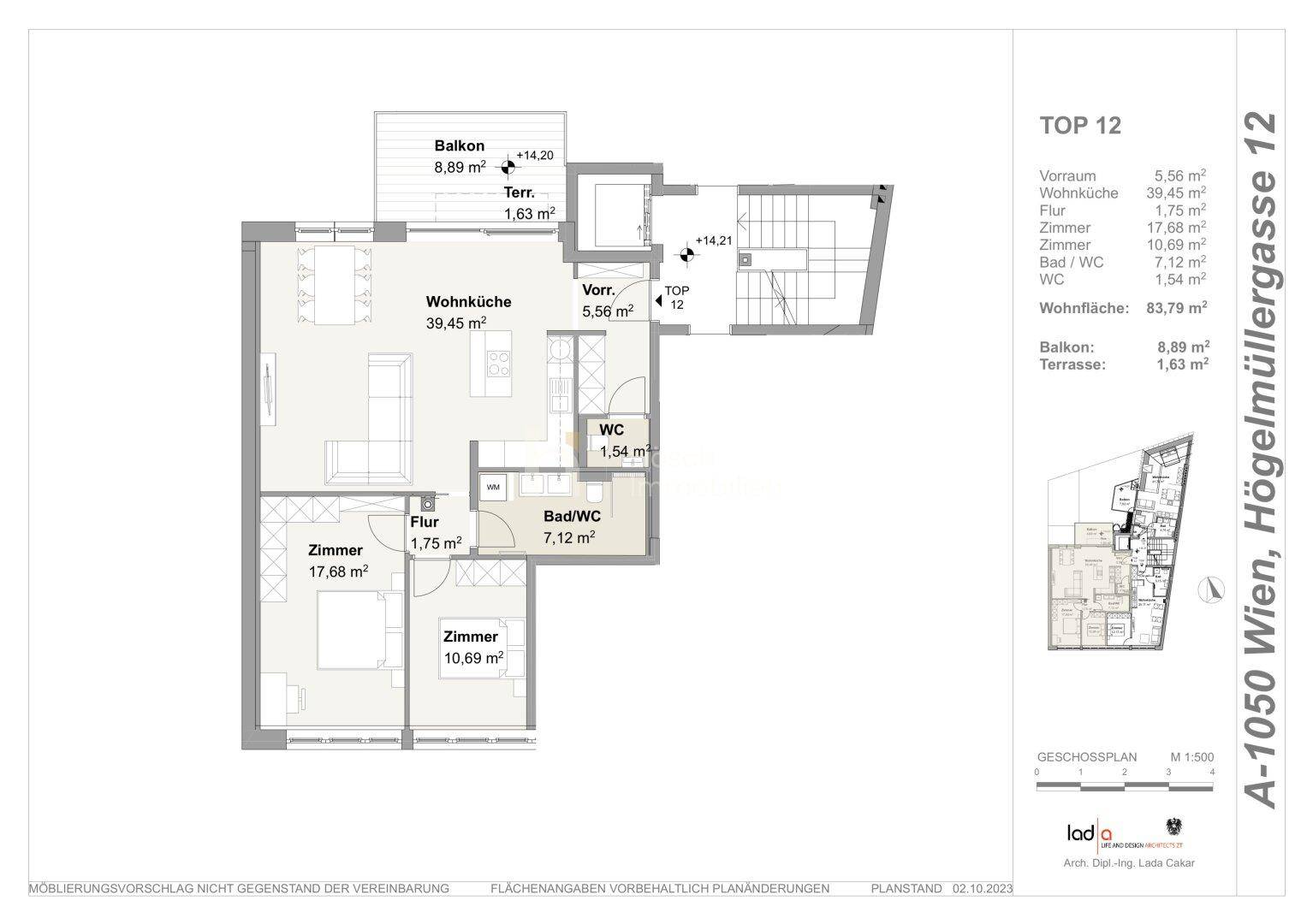 Grundriss einer Wohnung mit offener Wohnküche, zwei Schlafzimmern, Bad, separatem WC, Balkon und kleiner Terrasse.