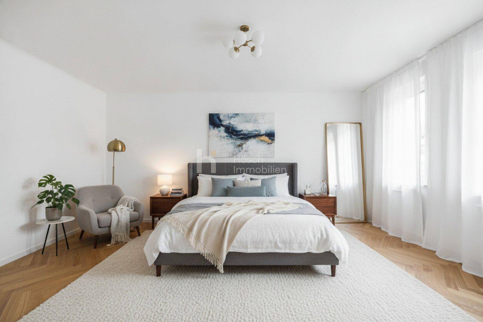 Modernes Schlafzimmer mit großem Bett, weichem Teppich und bodenlangen Vorhängen, sehr hell.