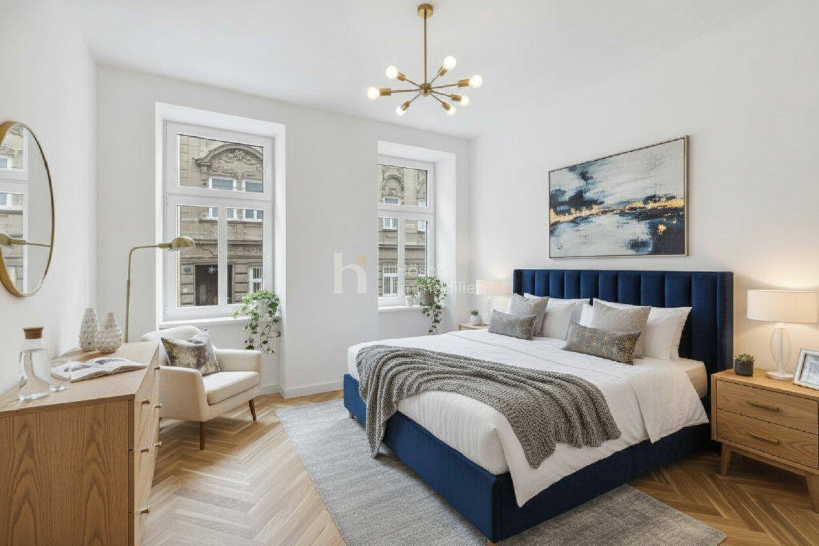 Elegantes Schlafzimmer mit blauem Bett, Fischgrätparkett und stilvoller Beleuchtung, sehr hell.