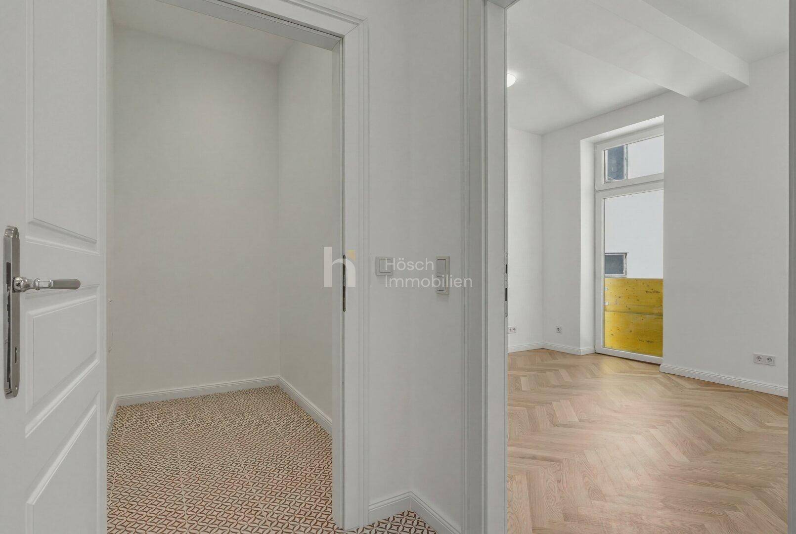 Praktischer Abstellraum mit gemustertem Fliesenboden, ideal für zusätzlichen Stauraum.