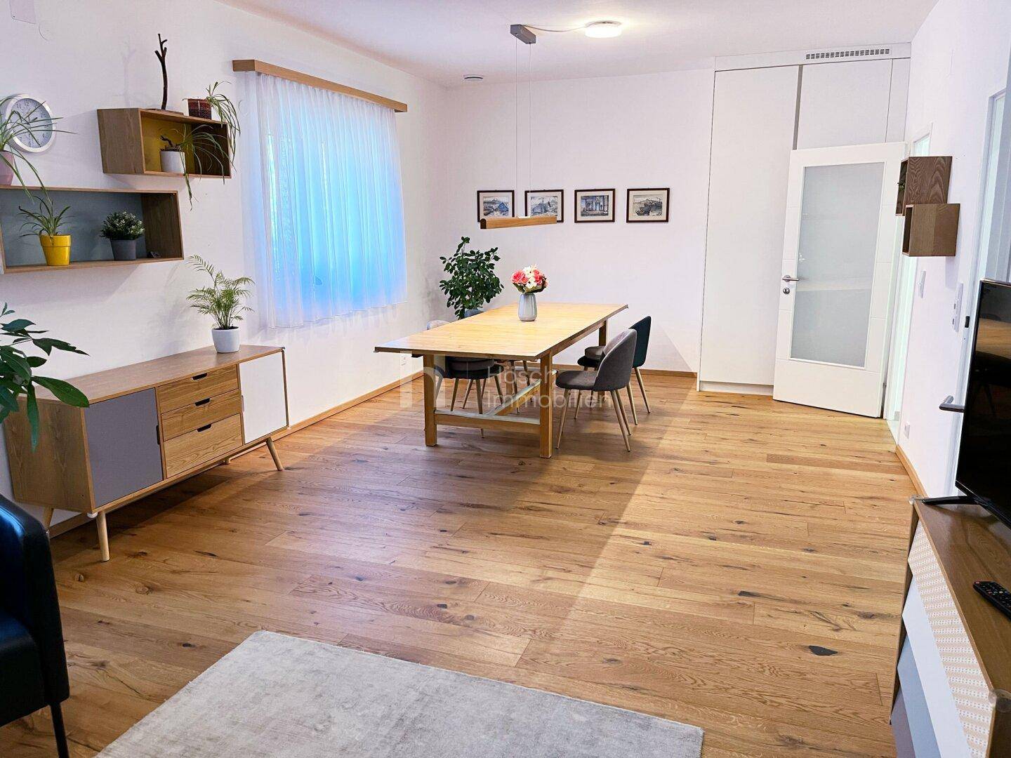 Geräumiger Essbereich mit großem Holztisch und Stühlen, ideal für Familienmahlzeiten.