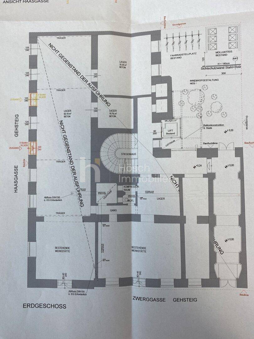 Grundriss des Erdgeschosses mit verschiedenen Lagerbereichen, einem Innenhof und Treppenhaus.