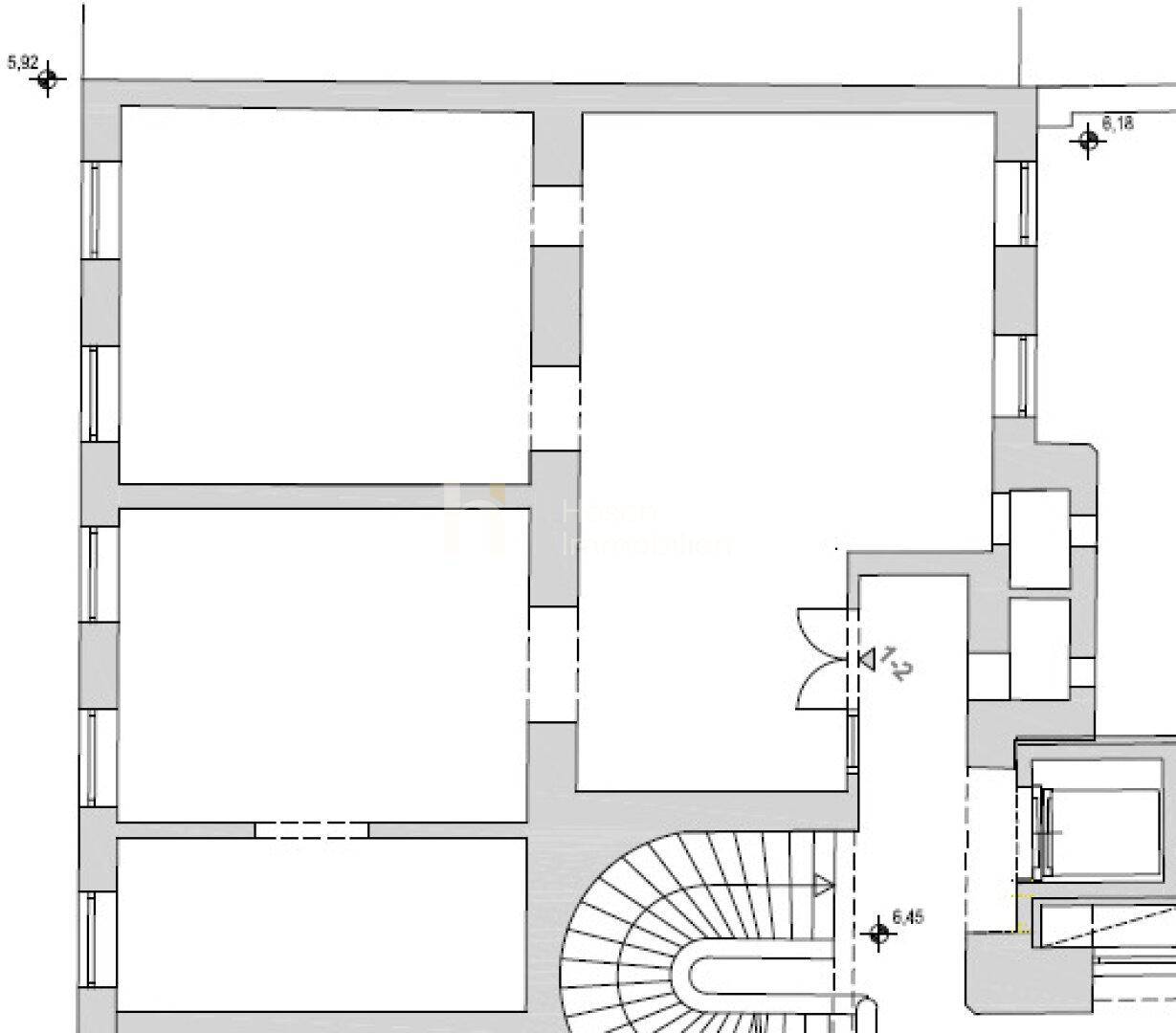 Grundrissplan einer Etage mit mehreren Räumen, Fenstern und einem geschwungenen Treppenhaus.
