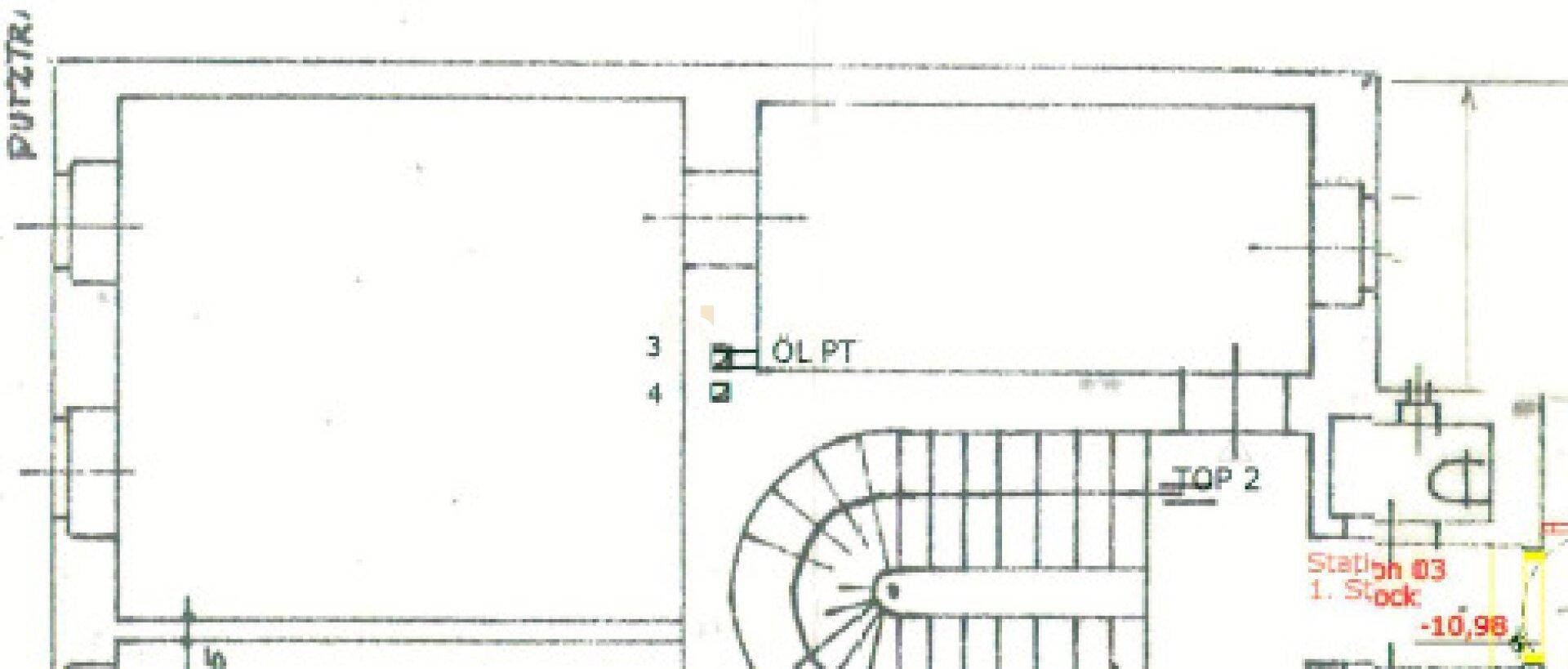 Detaillierter Grundrissplan eines Stockwerks mit Treppenhaus und verschiedenen Räumen.
