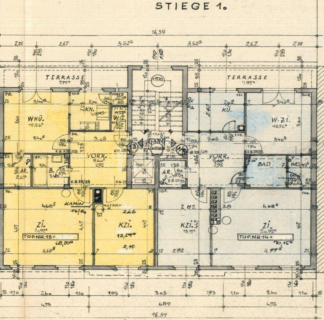 Detaillierter Grundriss mit mehreren Wohneinheiten, Terrassen und Zimmeraufteilung.