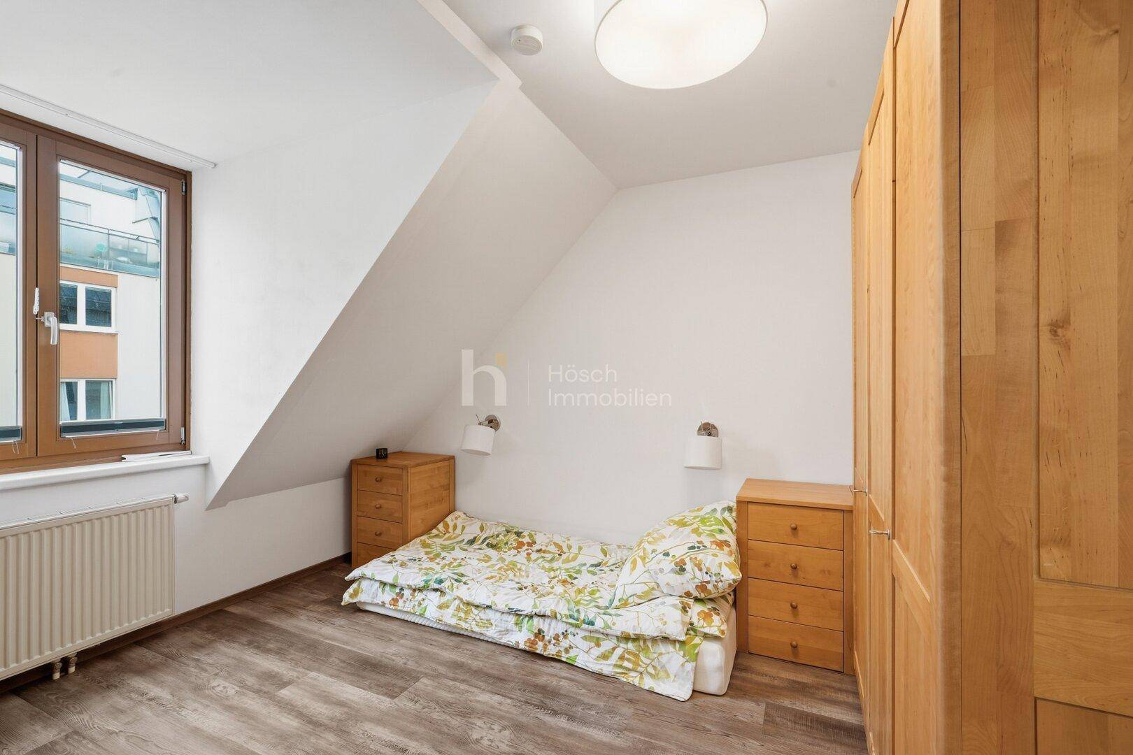 Schlafzimmer mit Holzmöbeln