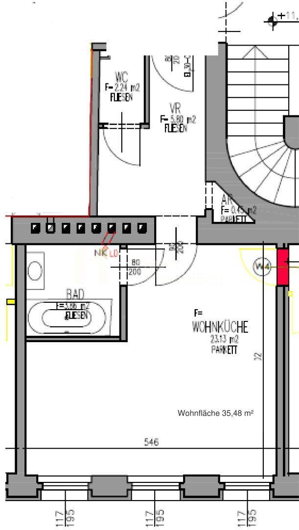 Grundrissplan mit offener Wohnküche, separatem WC und Badezimmer mit Badewanne.