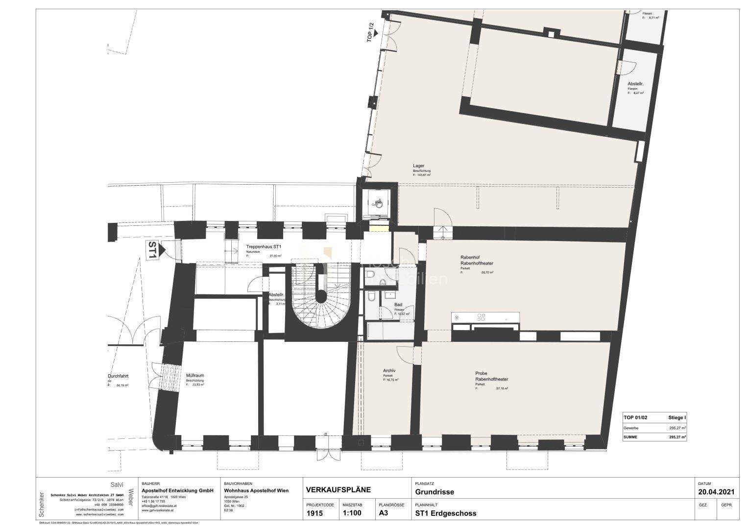 Grundriss des Erdgeschosses mit verschiedenen Räumen und einem Treppenhaus.
