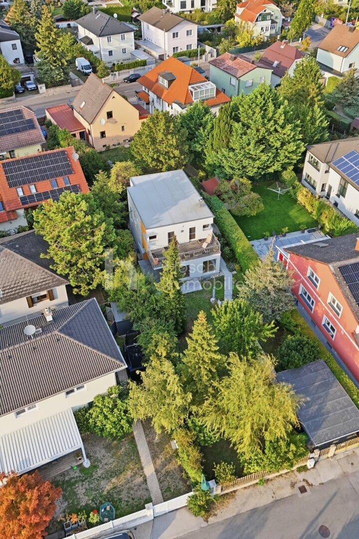 Übersicht aus der Vogelperspektive des Hauses und der umliegenden Wohngegend mit viel Grün.
