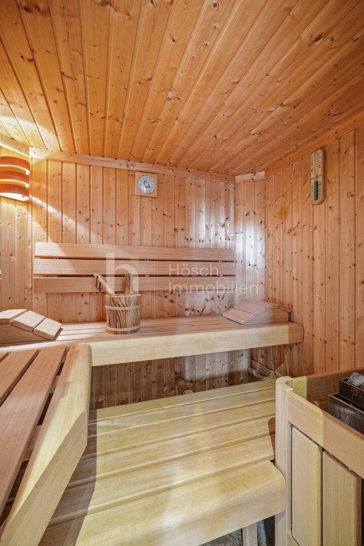 Traditionelle Holzsauna mit mehreren Bänken für entspannende Wellnessmomente.