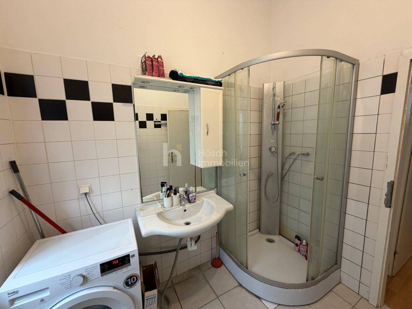 Bestand, mittlere Wohnung – Duschbad