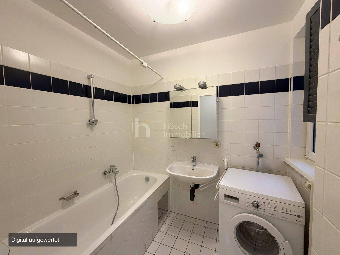Badezimmer mit Fenster | Digital aufgewertet
