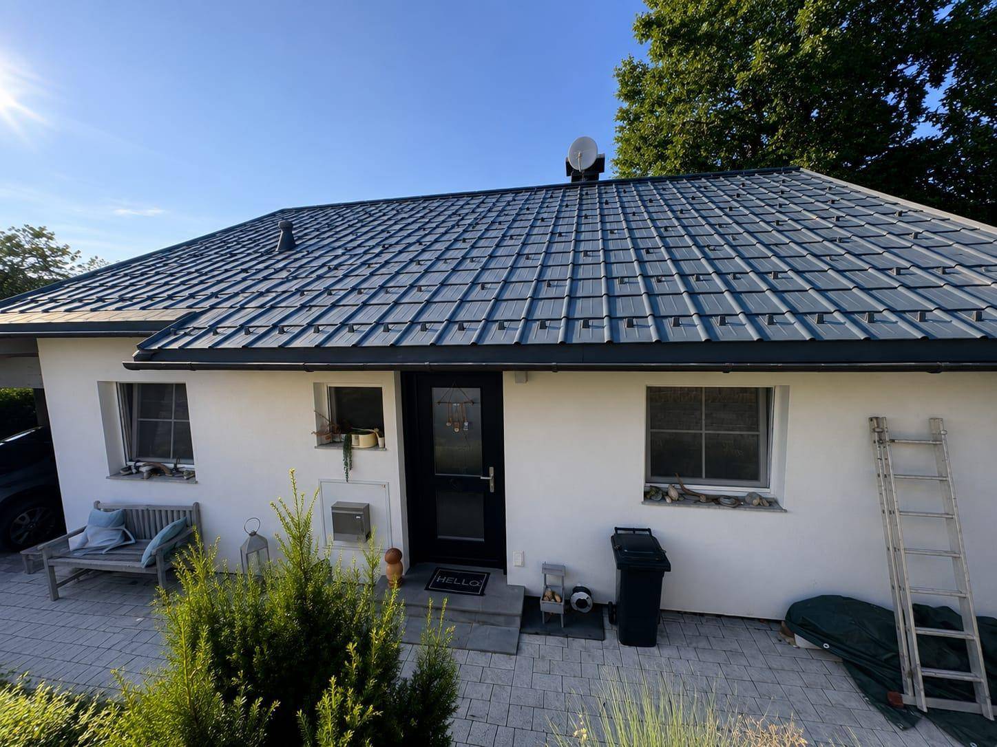 Einfamilienhaus mit gepflegter Fassade, Eingangsbereich und Satteldach.