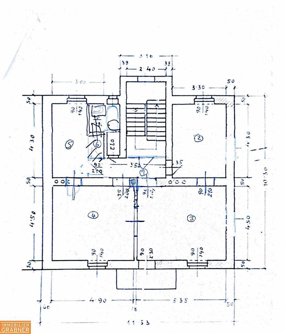 Detaillierter Grundrissplan eines Stockwerks mit Zimmern und zentralem Treppenhaus.