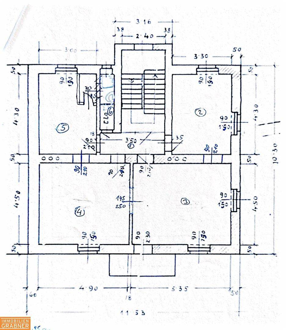 Grundrisszeichnung eines Stockwerks mit mehreren Räumen und Treppenhaus.