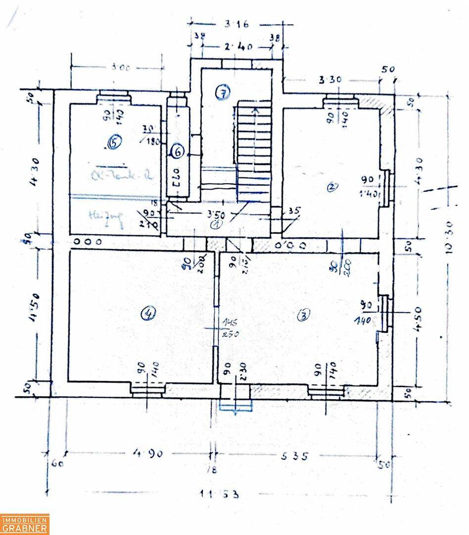Grundrissplan mit Raumaufteilung und Bemaßungen, zeigt mehrere Zimmer und einen Treppenbereich.