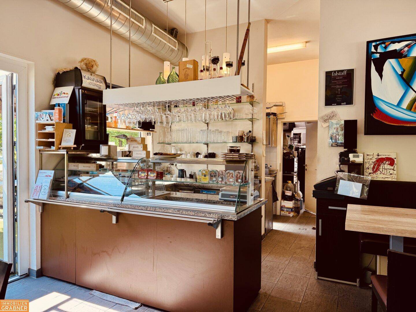 Thekenservicebereich mit Kühlvitrine, Gläserregalen und Kaffeemaschine, ideal für den effizienten Restaurantbetrieb.