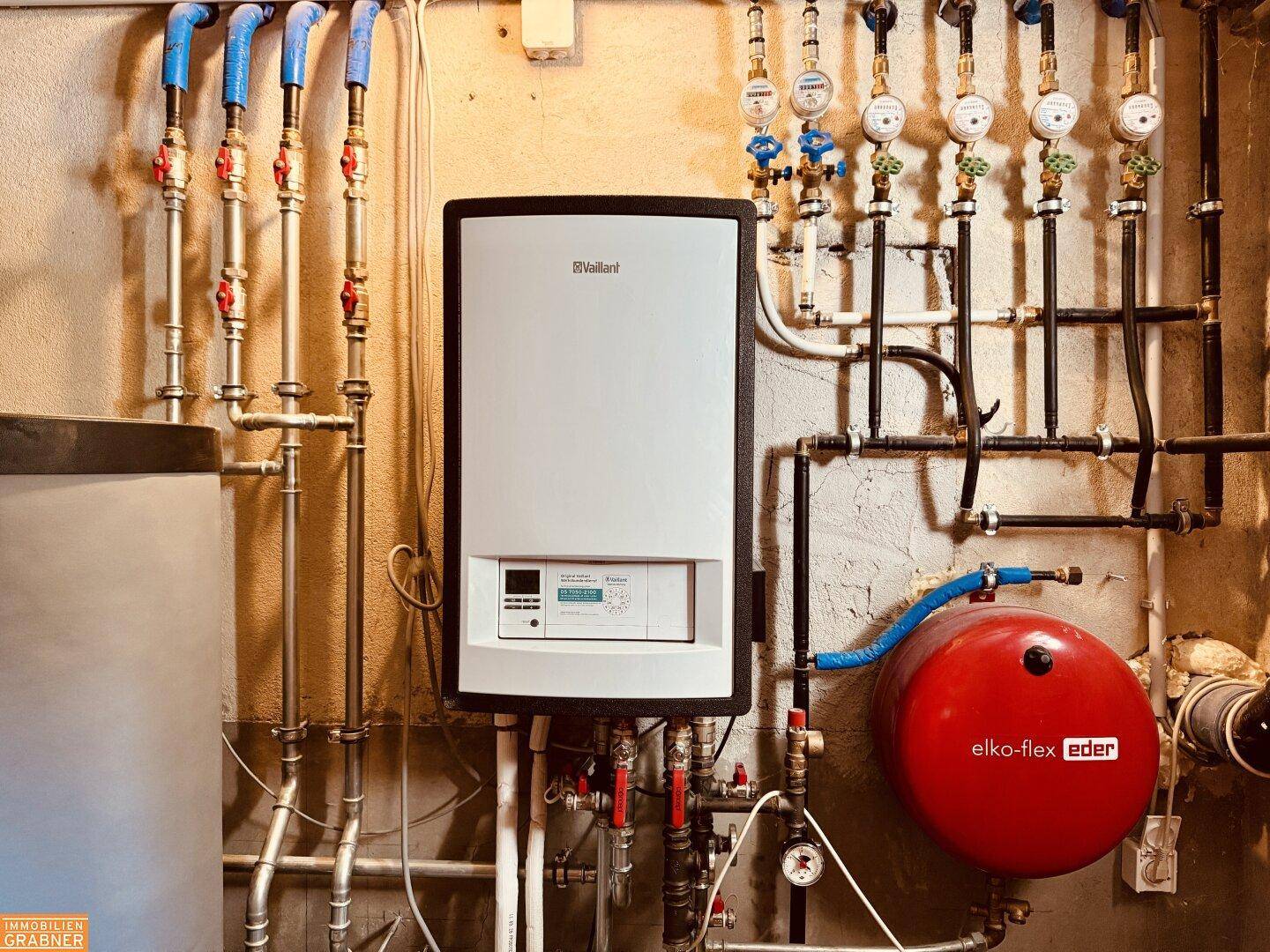 Heizungsraum mit moderner Vaillant-Heizanlage und komplexen Rohrleitungen.
