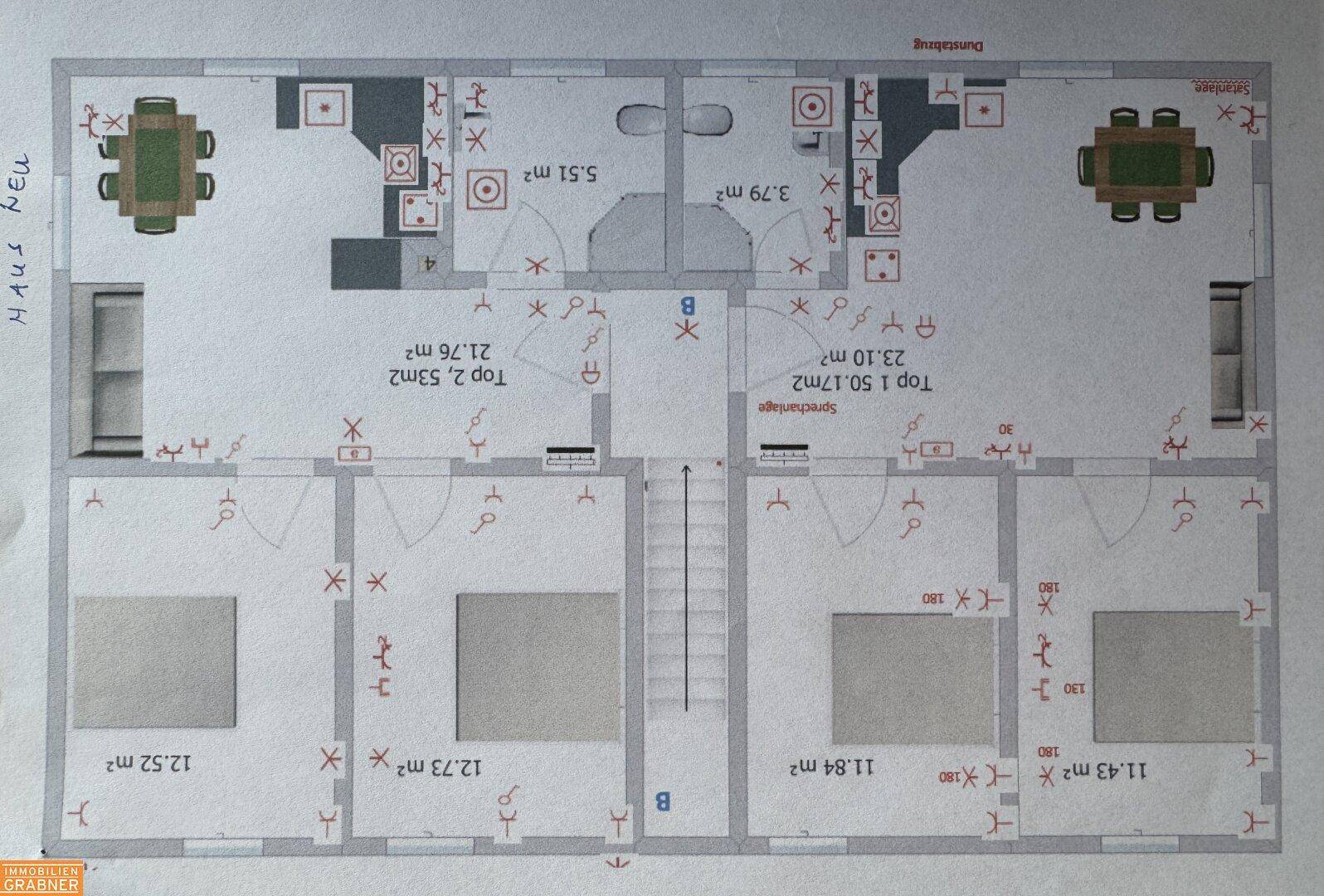 Detaillierter Grundriss für zwei Wohneinheiten mit Schlafzimmern, Bädern und offenen Wohnbereichen.