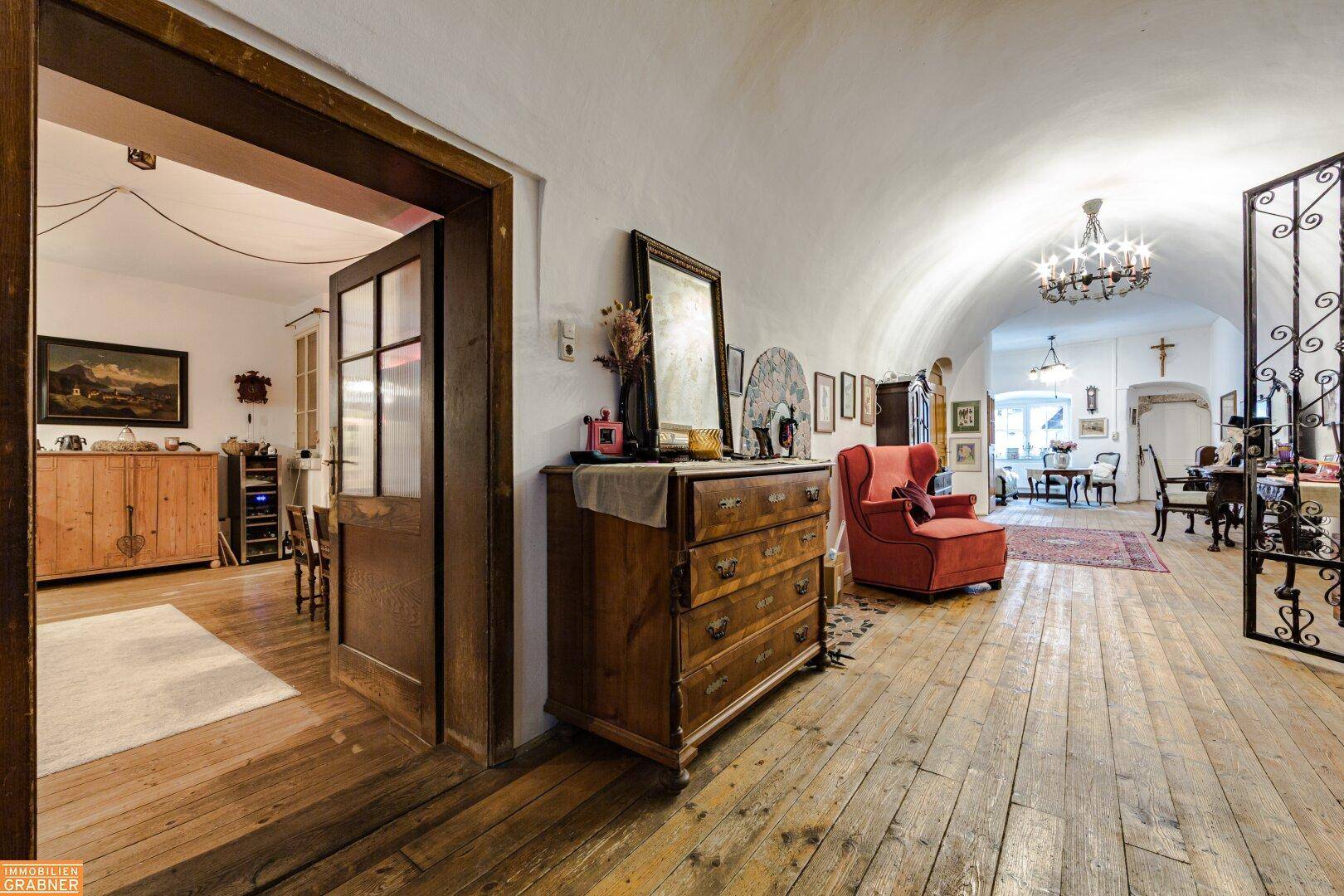 Geräumiger Flur mit Holzboden, gewölbter Decke und Blick in weitere Wohnbereiche.