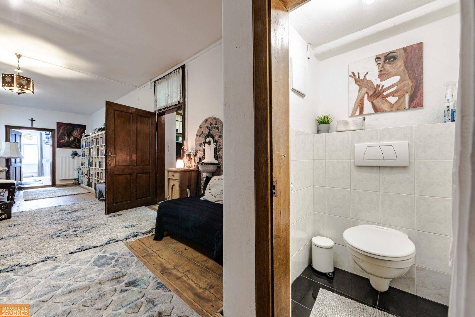 Kleines Gäste-WC mit weißen Fliesen und modernem Wand-WC, praktisch und funktional.