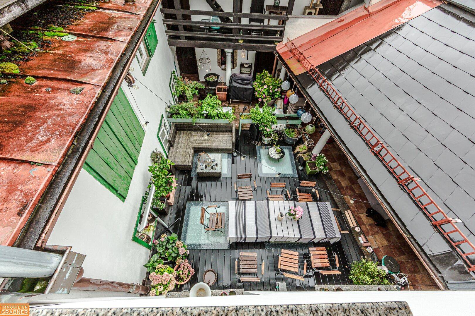 Dachterrasse mit Gartenmöbeln und Pflanzen, bietet einen idyllischen Rückzugsort im Freien.