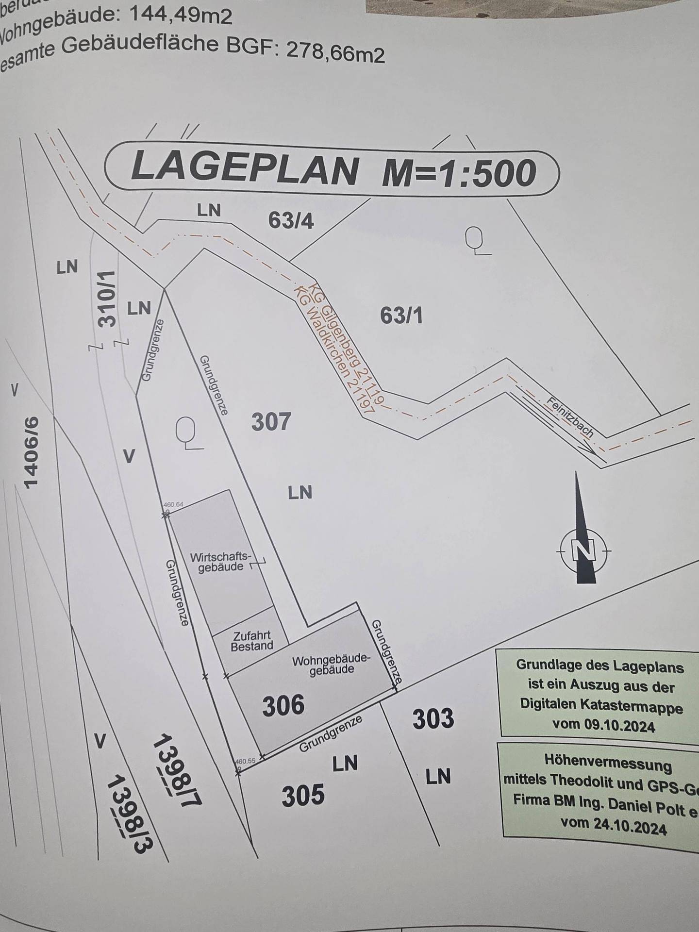 Übersichtlicher Lageplan des Grundstücks mit Wohn- und Wirtschaftsgebäude sowie Zufahrtsbereich.