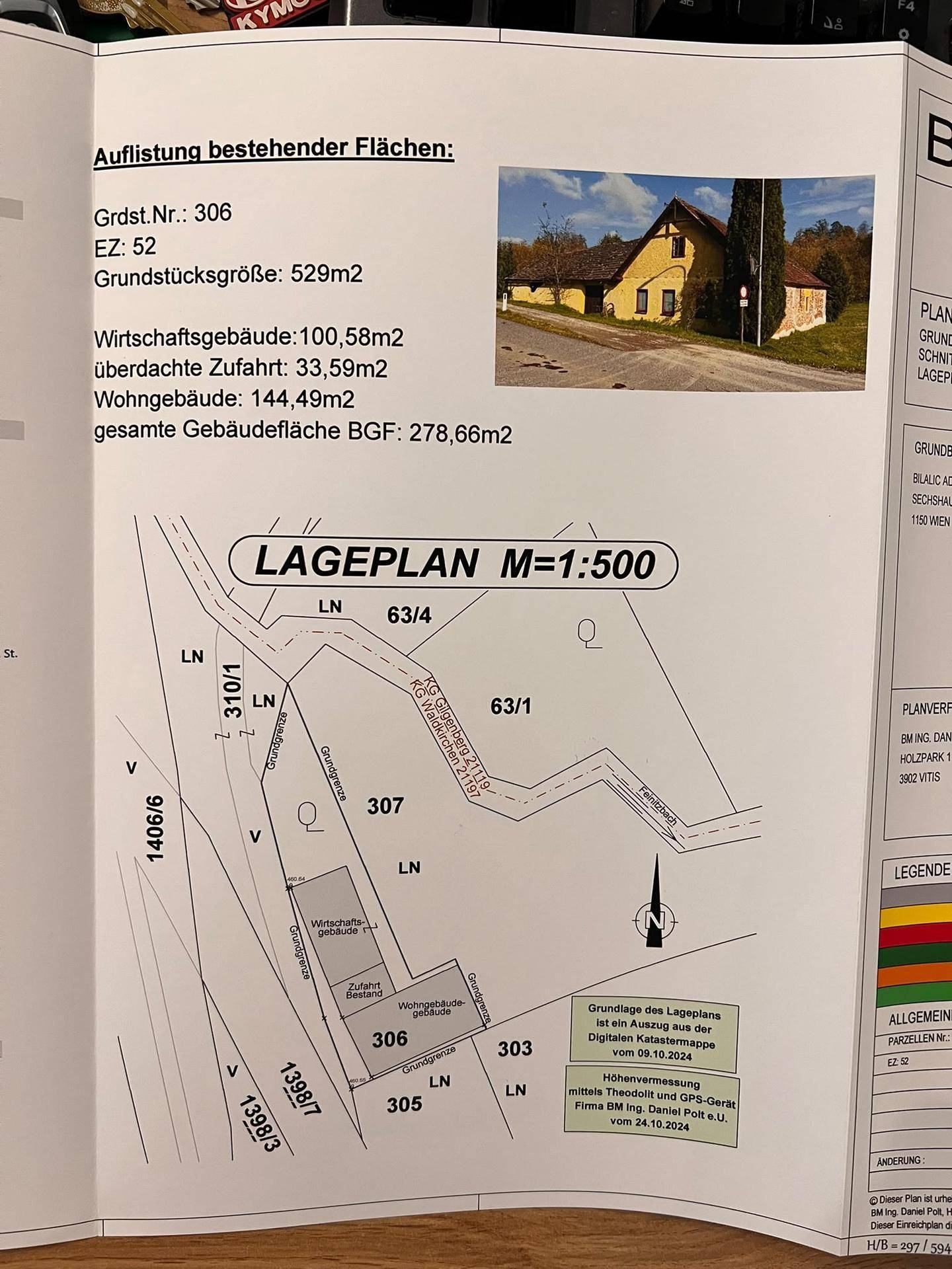 Lageplan des Grundstücks mit eingezeichneten Gebäuden und Flächenangaben, ergänzt durch ein kleines Foto des Wohngebäudes.