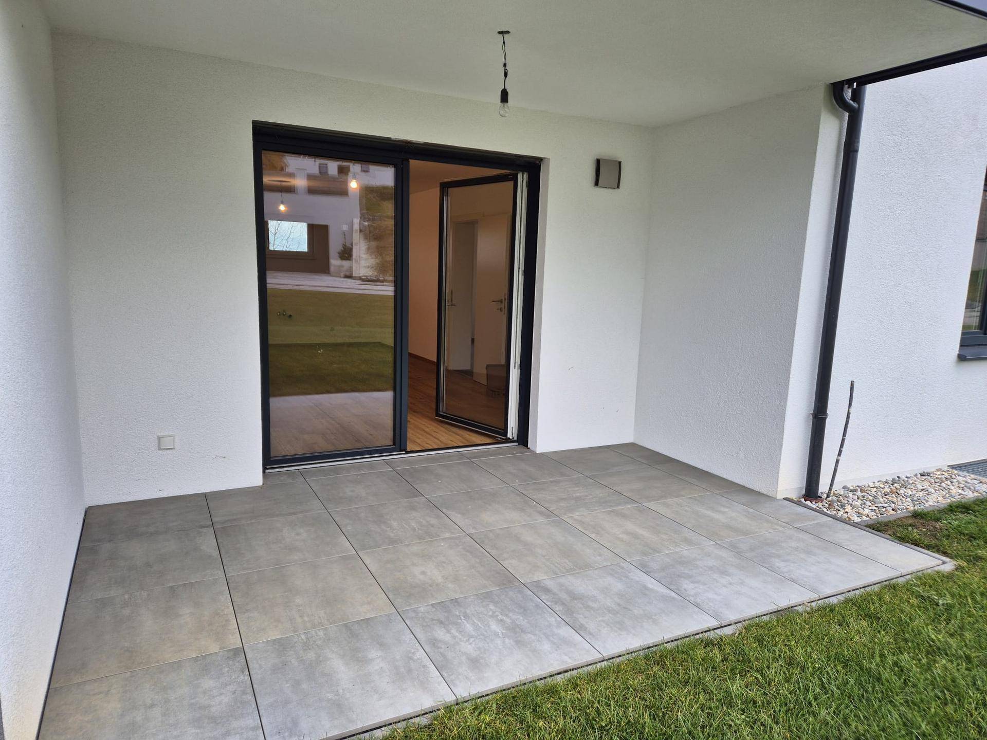 Geräumige Terrasse mit Fliesenboden und direktem Zugang zum Wohnbereich der Wohnung.