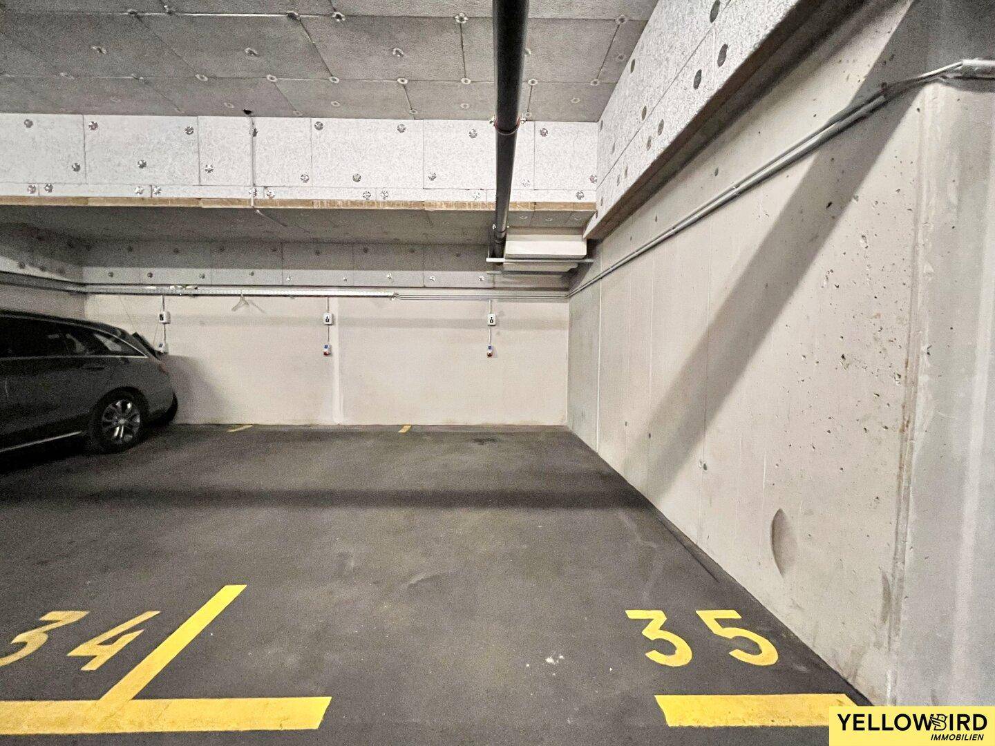 Tiefgaragenstellplatz mit klar markierten Parkflächen in einem modernen Gebäude.
