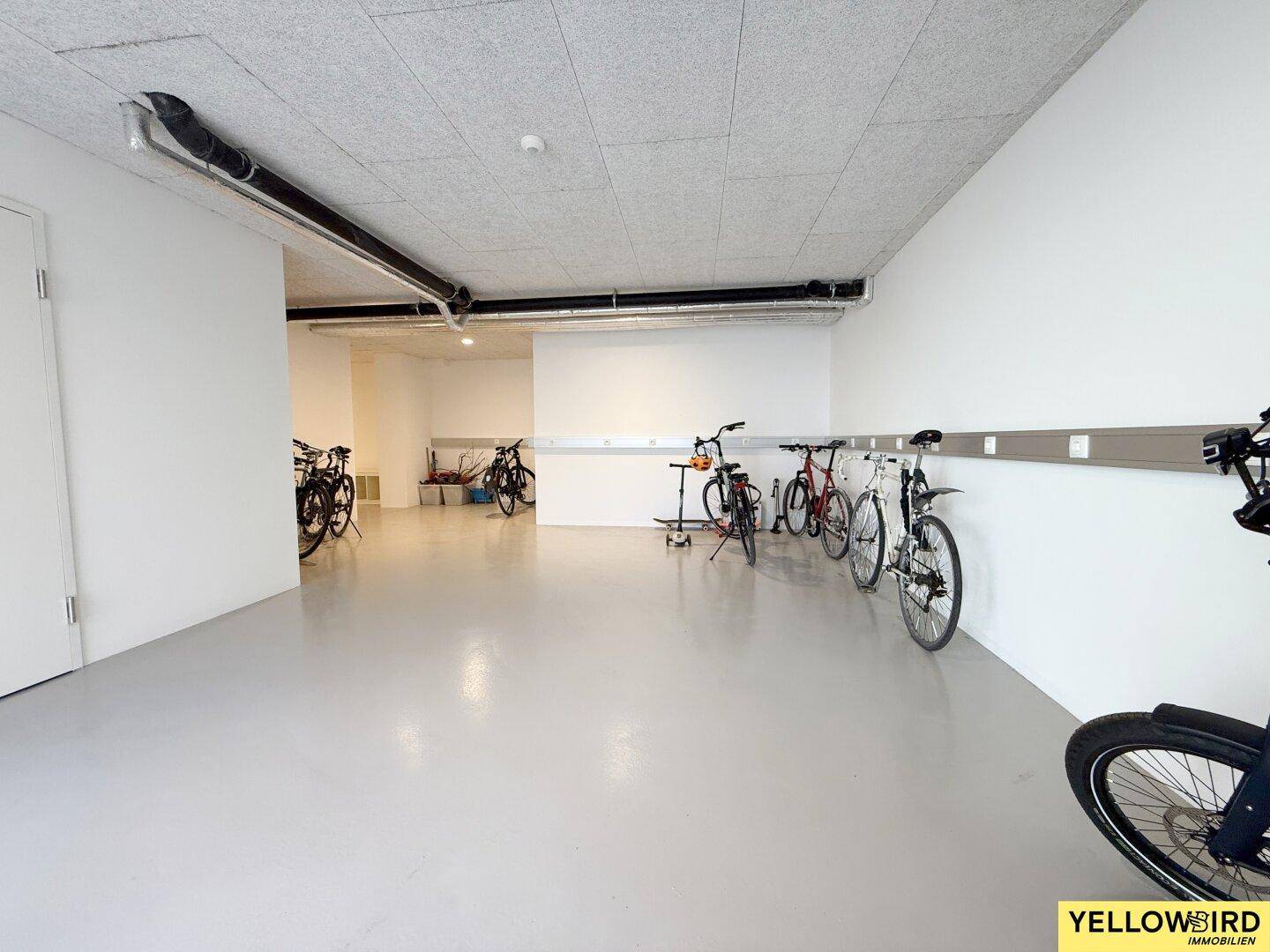 Geräumiger Fahrradraum im Untergeschoss mit mehreren abgestellten Fahrrädern.