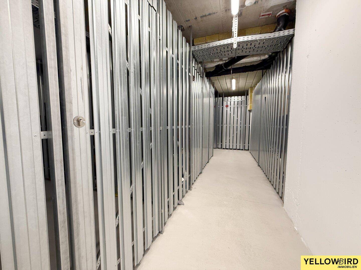 Zahlreiche Abstellräume im Kellerbereich mit stabilen Metallabtrennungen für zusätzlichen Stauraum.