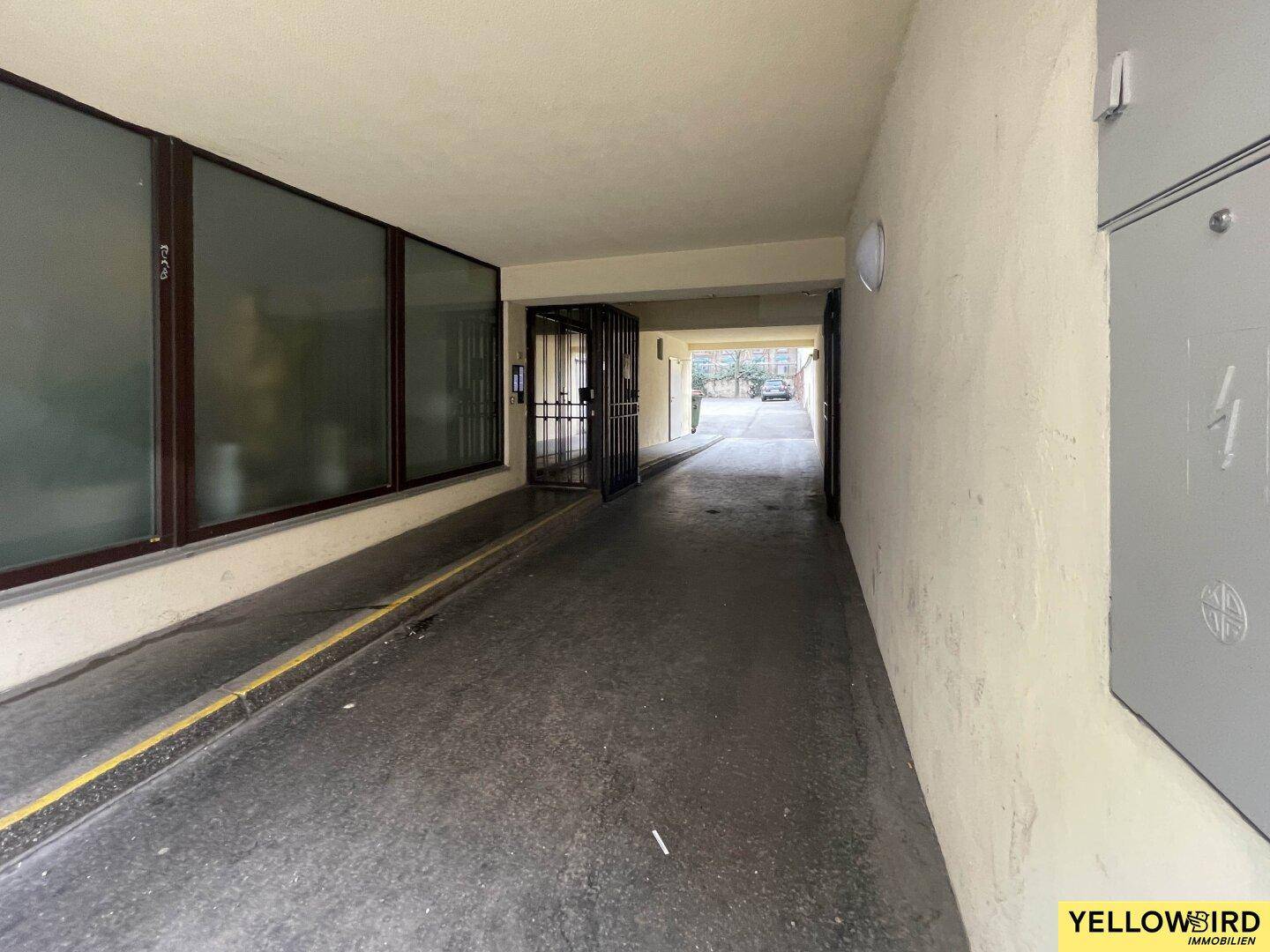 Überdachte Zufahrt zum Hinterhof und den Parkmöglichkeiten des Gebäudes.