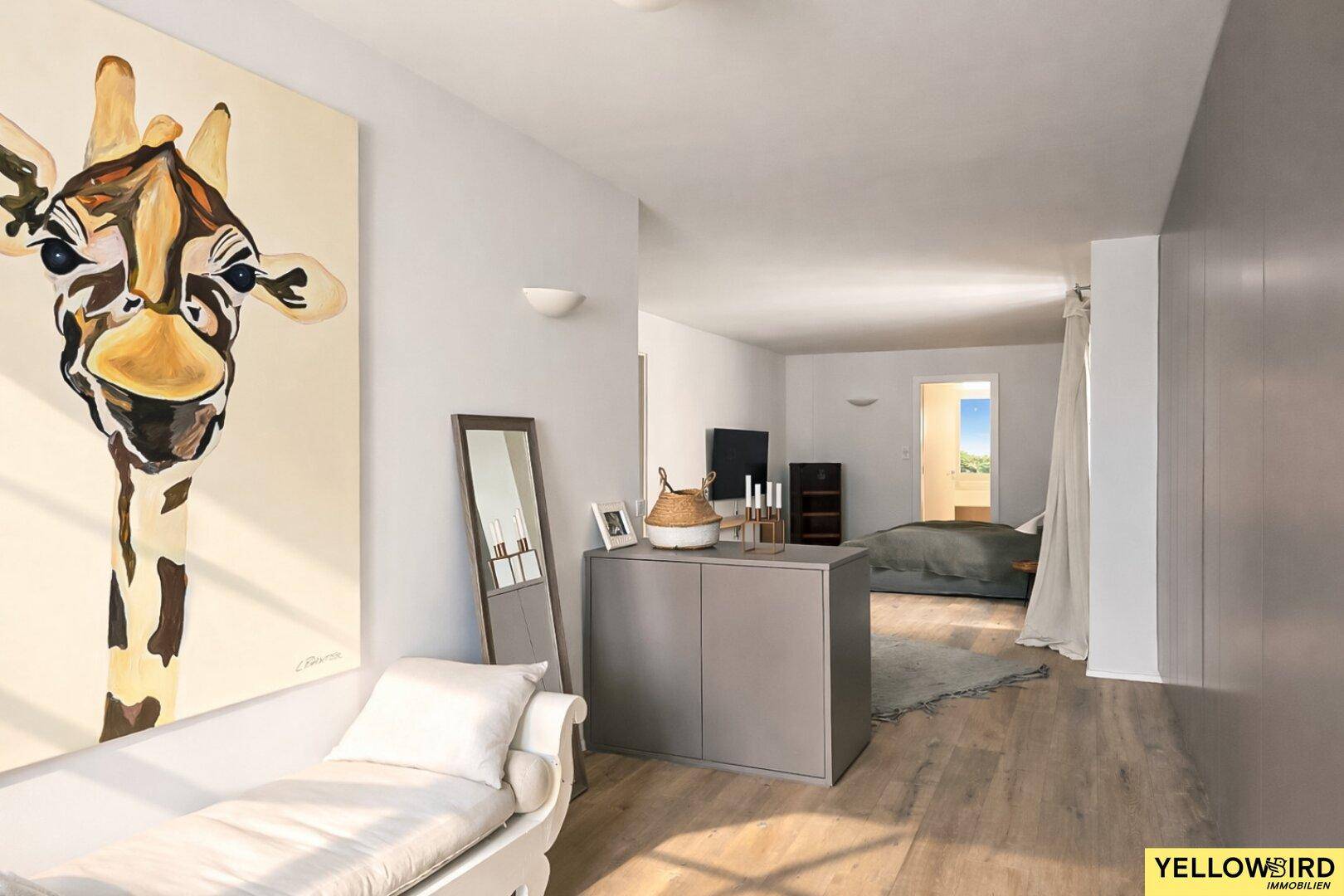 Heller Flur mit Holzboden und dekorativer Kunst, führt zu einem weiteren Schlafzimmer.