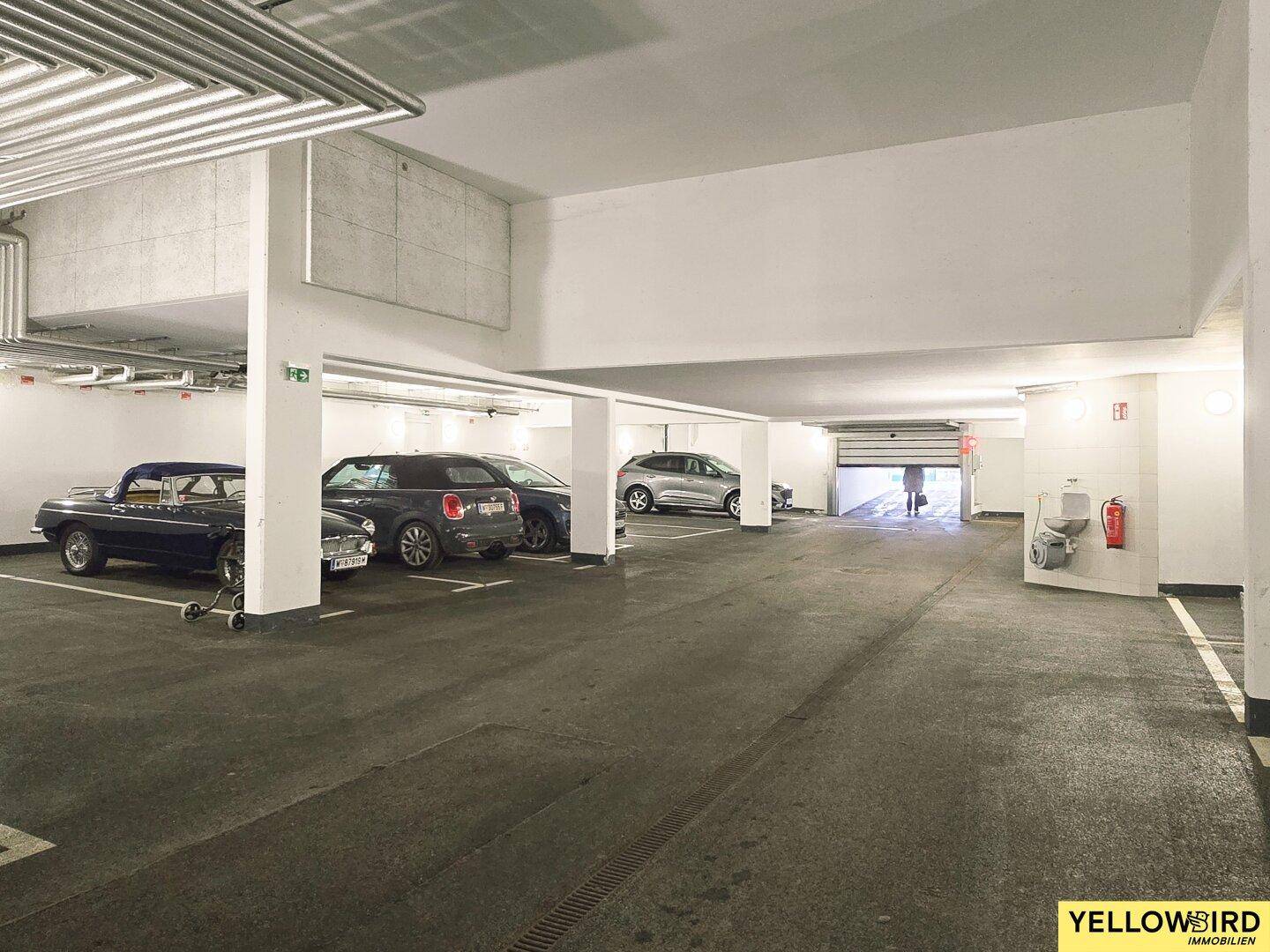 Tiefgarage mit mehreren Stellplätzen und breiter Zufahrt, bietet sicheres Parken.