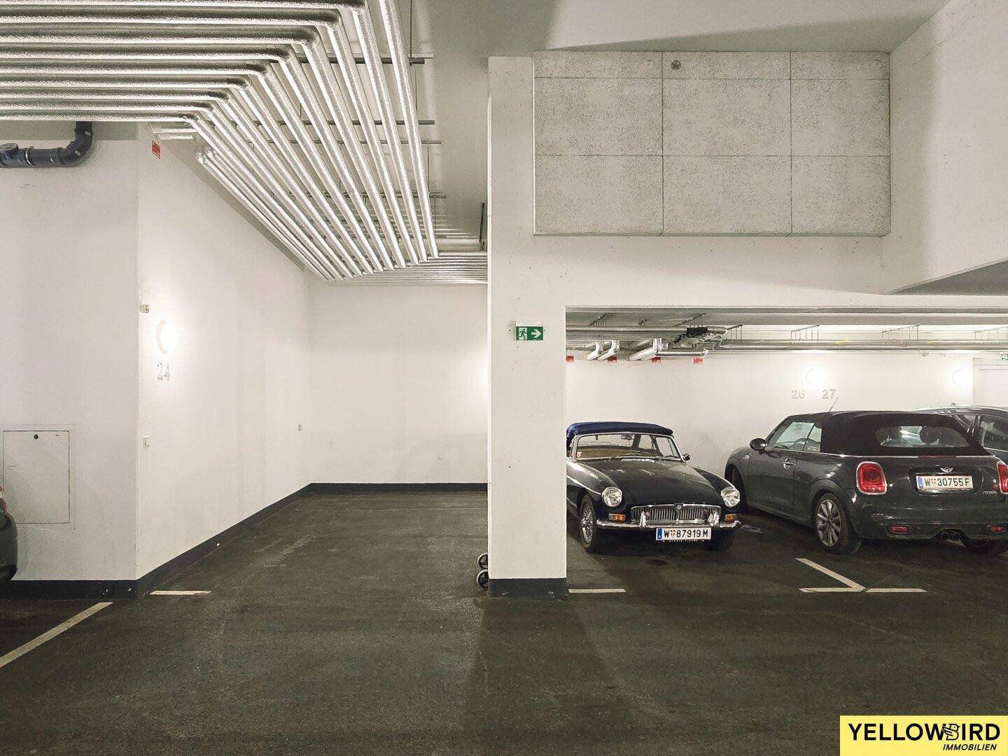 Heller Bereich in der Tiefgarage mit freien Stellplätzen und guter Beleuchtung.
