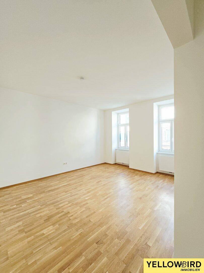 Helles und geräumiges Zimmer mit Parkettboden und zwei Fenstern, vielseitig nutzbar als Schlaf- oder Arbeitszimmer.