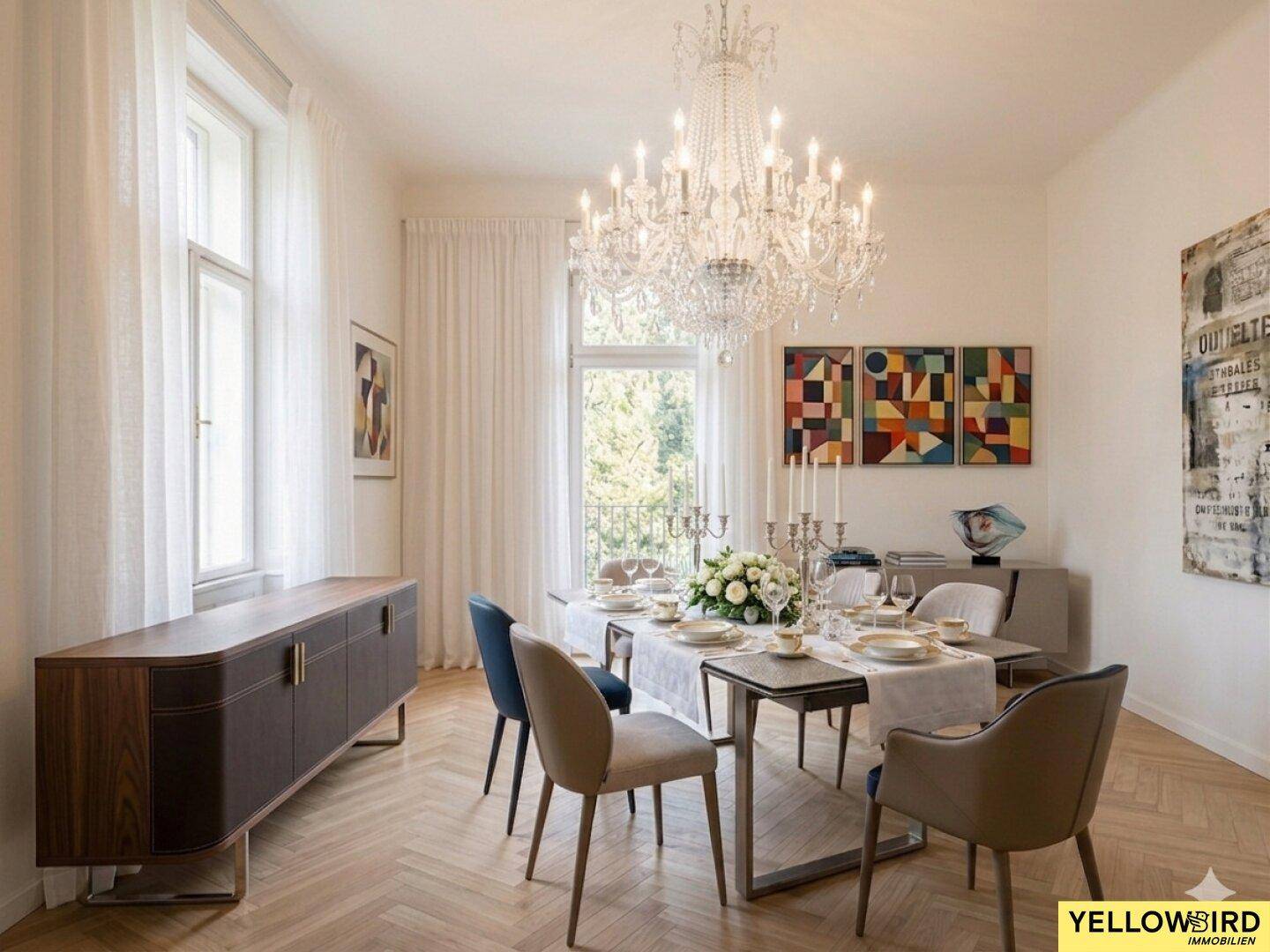Stilvolles Esszimmer mit Fischgrätparkett, großem Kronleuchter und Zugang zum Balkon.