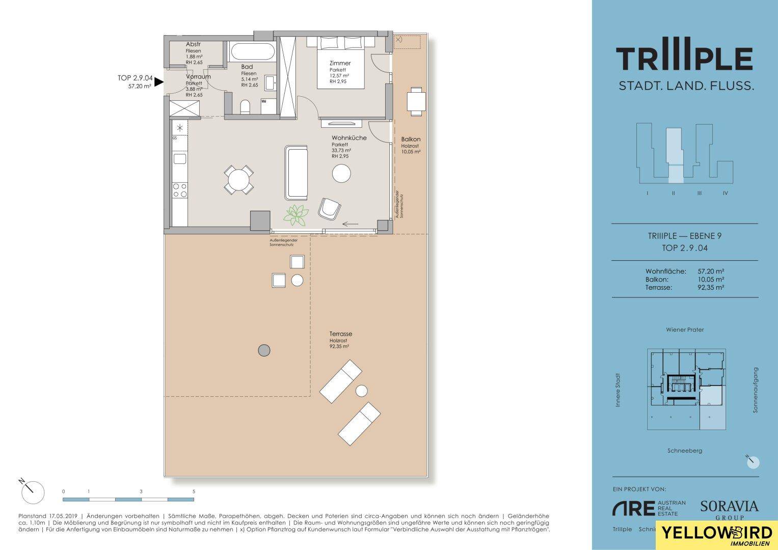 Detaillierter Grundriss einer Wohnung mit Balkon und großer Terrasse, inklusive Raumaufteilung.