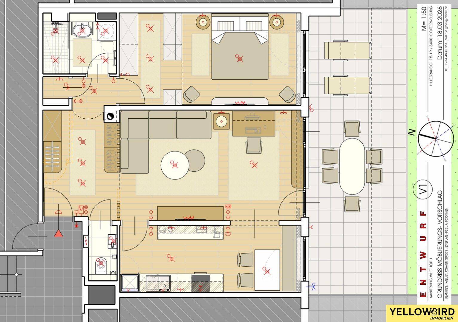 Detaillierter Grundriss einer Wohnung mit Möbeln und großer Außenterrasse.