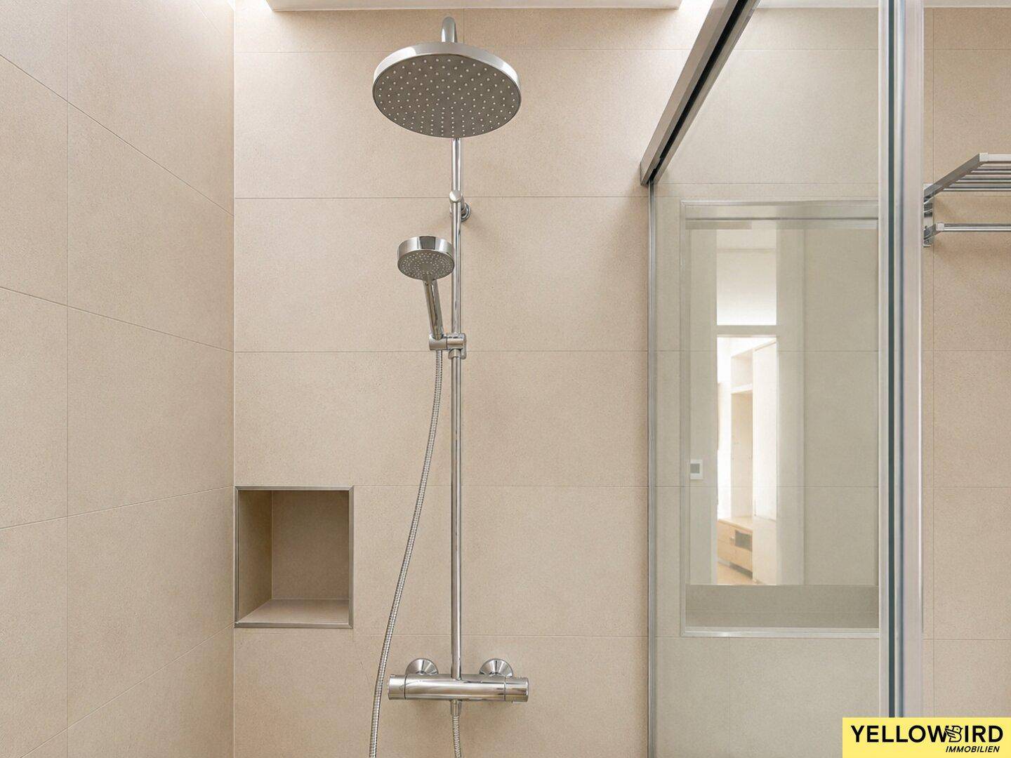 Detailaufnahme der modernen Regendusche und Handbrause in einem hellen Badezimmer.