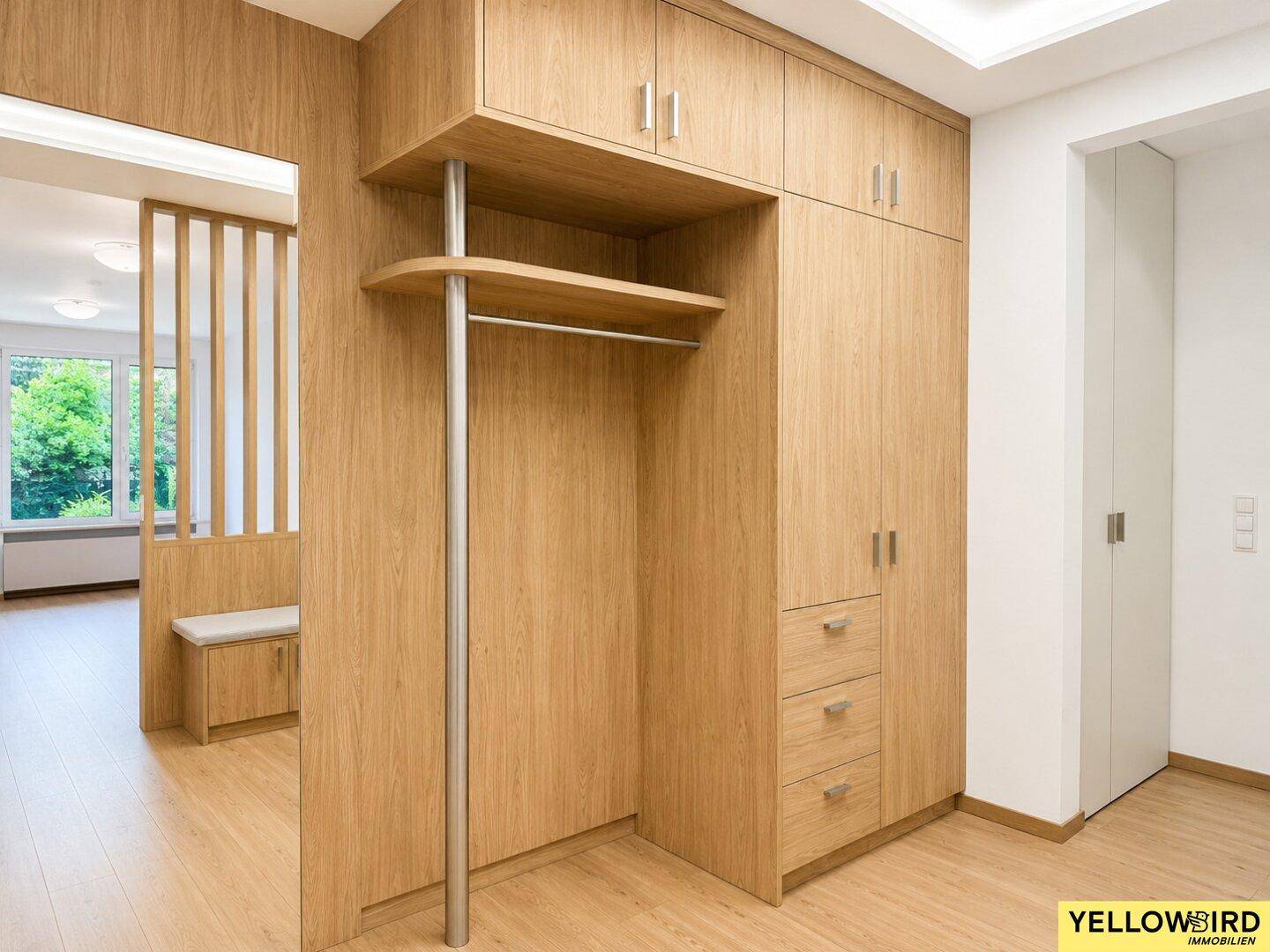 Moderner Eingangsbereich mit maßgefertigten Holzschränken und integrierter Sitzbank.