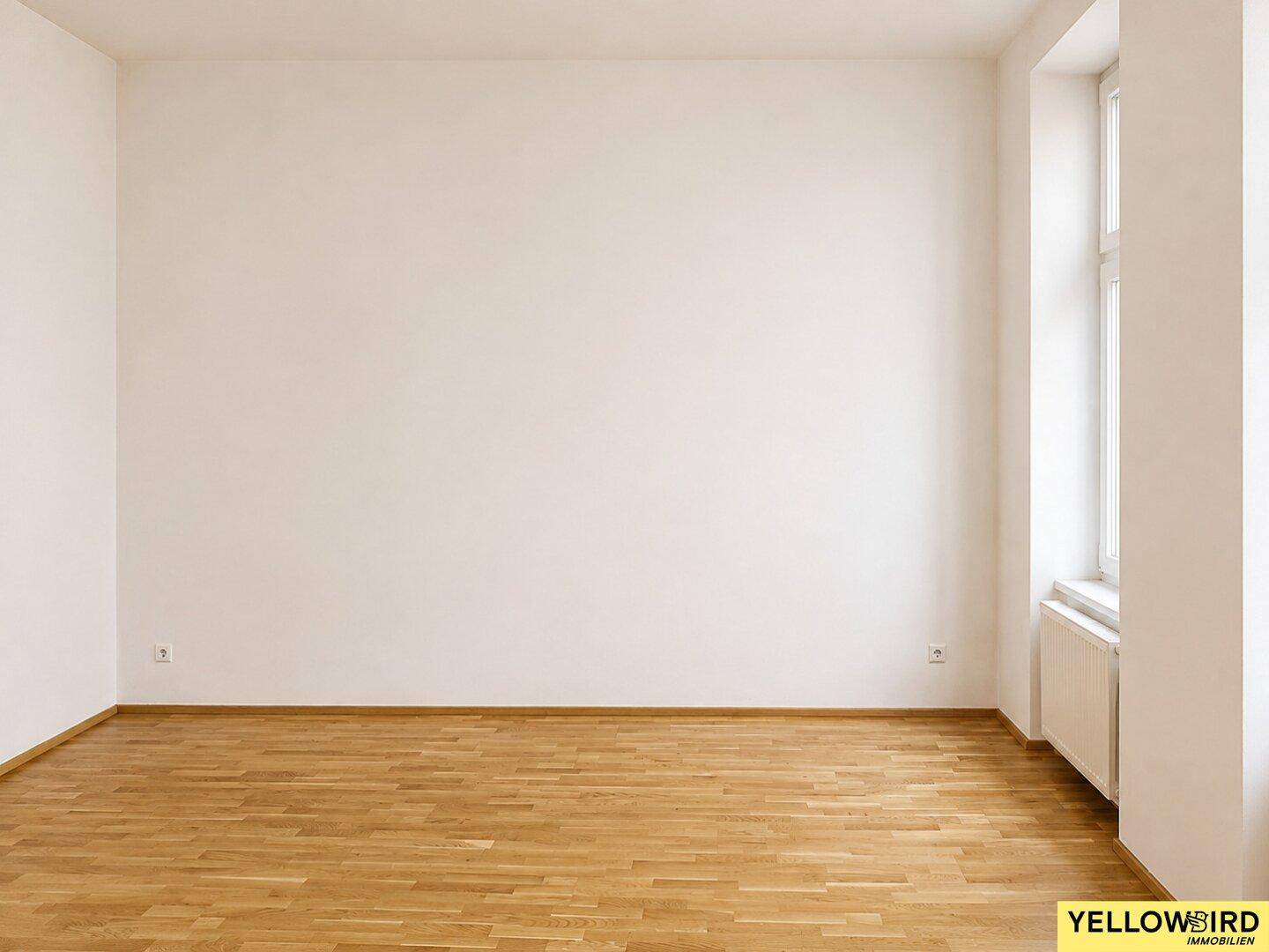 Leeres Zimmer mit Parkettboden und einem Fenster, bietet vielseitige Nutzungsmöglichkeiten.